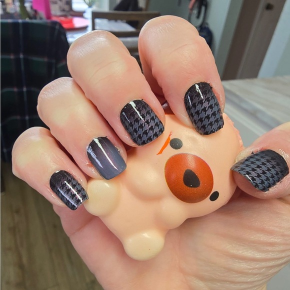 *Exclusive* Color Street: TGI Fab | Houndstooth Black Gray Blue Ombre Fall - Picture 2 of 15